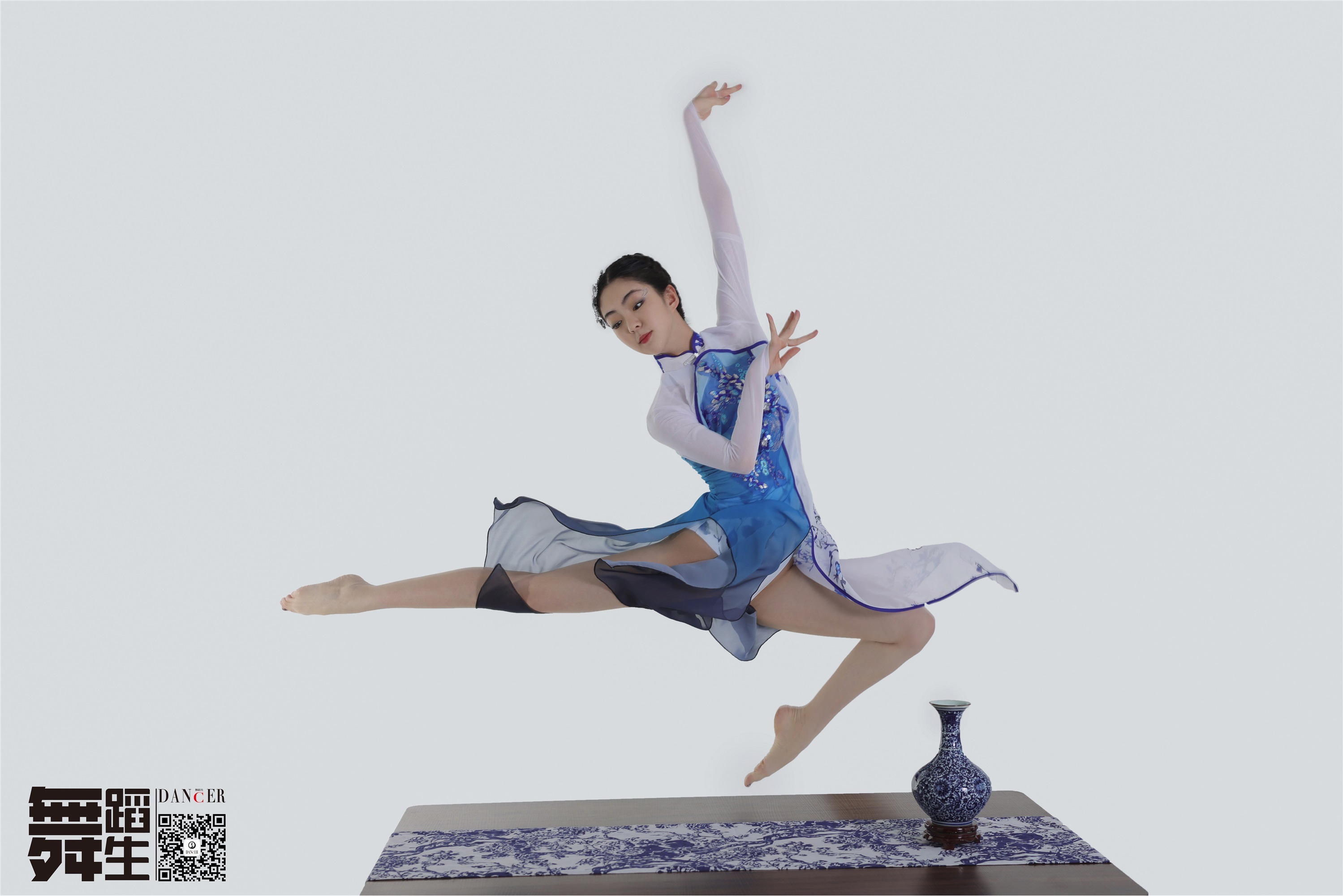 GALLI GALLI Dance Diary 104 - Blue and white porcelain Han Yutong